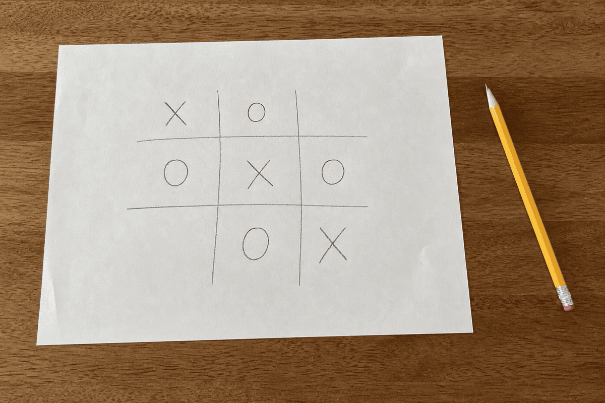 Potje boter kaas en eieren met potlood op papier, X wint via de diagonaal